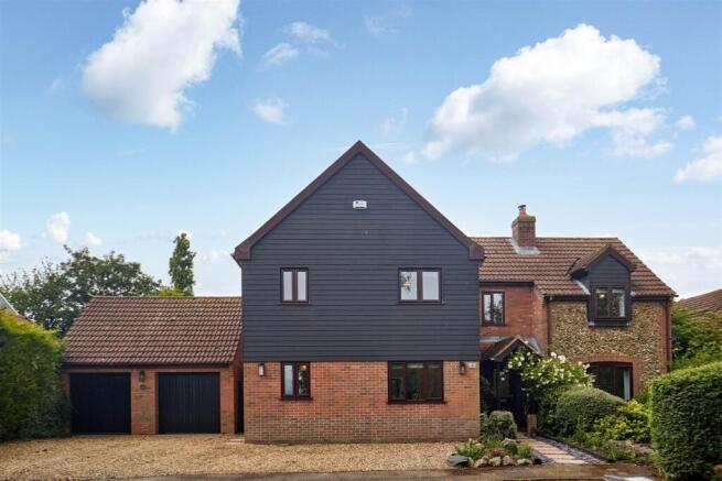 5 bed property, in Orchard Close, £675,000