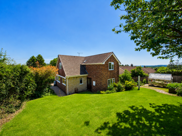 4 bed property, in Marsh Hill, £450,000