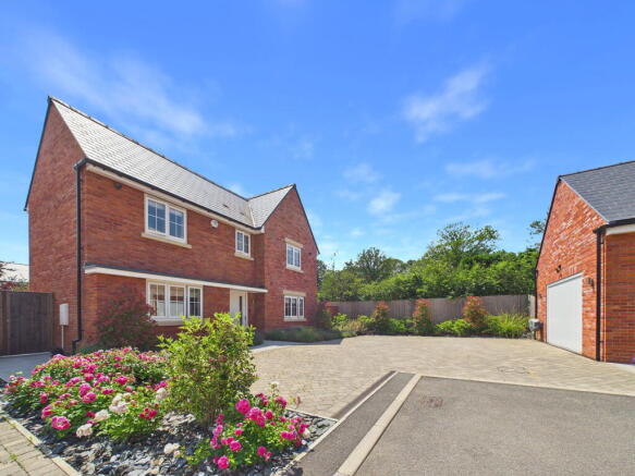 4 bed property, in Lowefields, £685,000