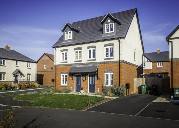 3 bed property, in Turbit Close, £300,000