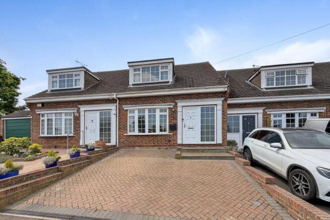 2 bed property, in Brookes Place, £300,000