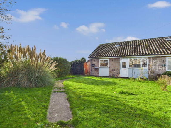 2 bed property, in Chestnut Road, £190,000