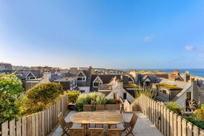 4 bed property, in Park Avenue, £830,000