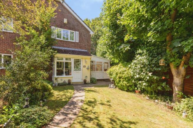 1 bed property, in Goodwood Gardens, £245,000
