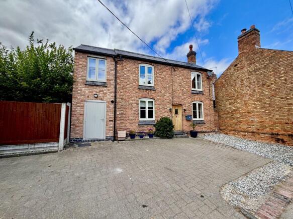 4 bed property, in Leicester Road, £475,000