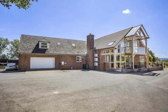 6 bed property, in House With Stabling, £1,150,000