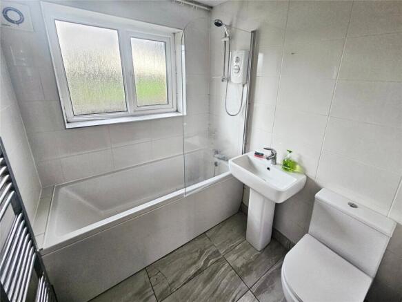 2 bed property, in The Cloisters, £135,000