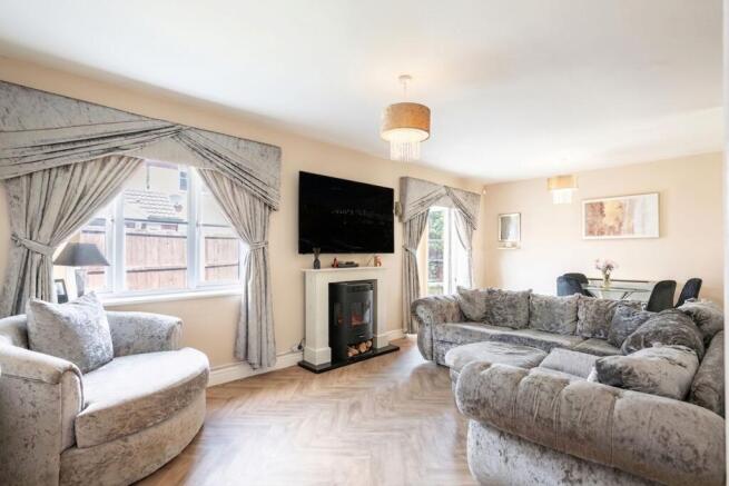 2 bed property, in Newick Park, £140,000