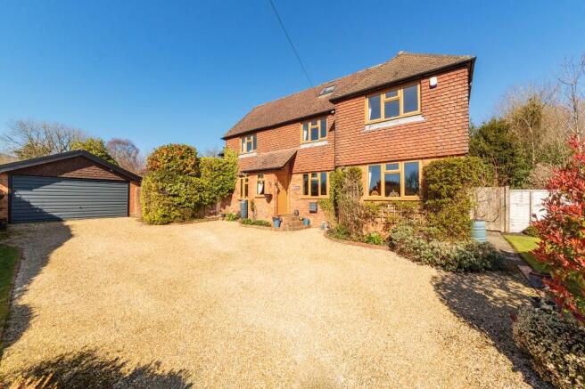4 bed property, in Main Road, £795,000