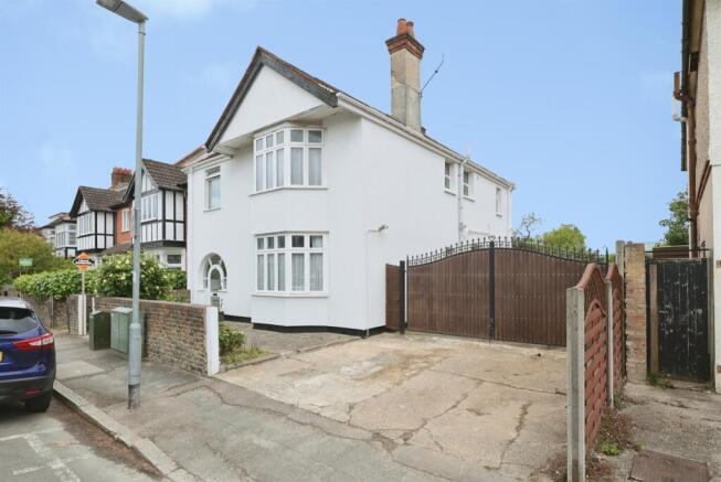 5 bed property, in Mildred Avenue, £950,000