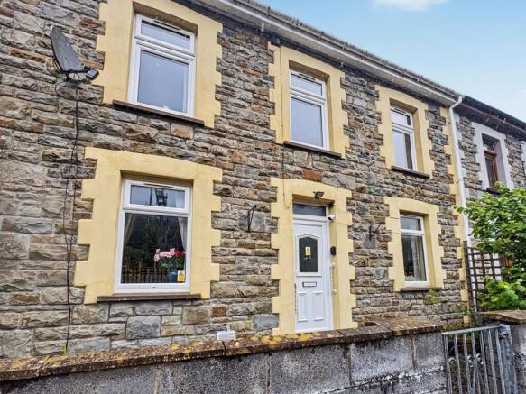 3 bed property, in Station Terrace, £130,000