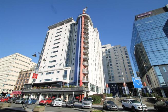 2 bed property, in Churchill Way, £180,000