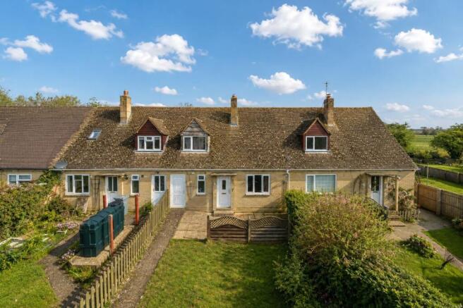 2 bed property, in Gassons Mead, £265,000