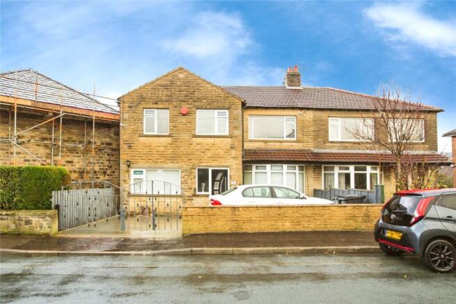 5 bed property, in Crestfield Crescent, £410,000