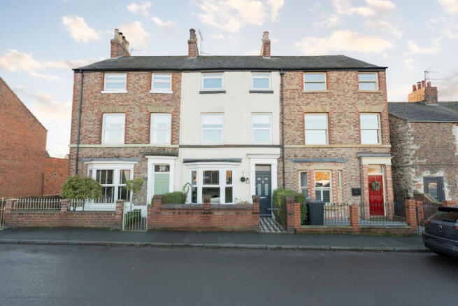 4 bed property, in St. Nicholas Street, £340,000
