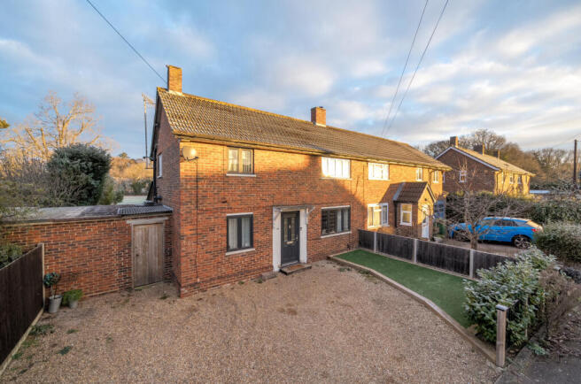 3 bed property, in Woking GU22, £595,000