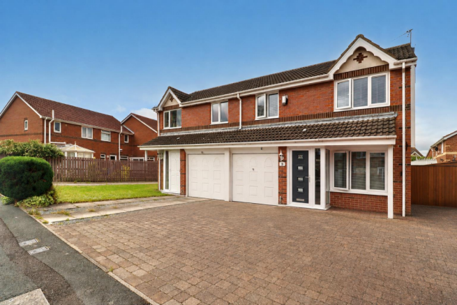 3 bed property, in St. Johns Close, £160,000