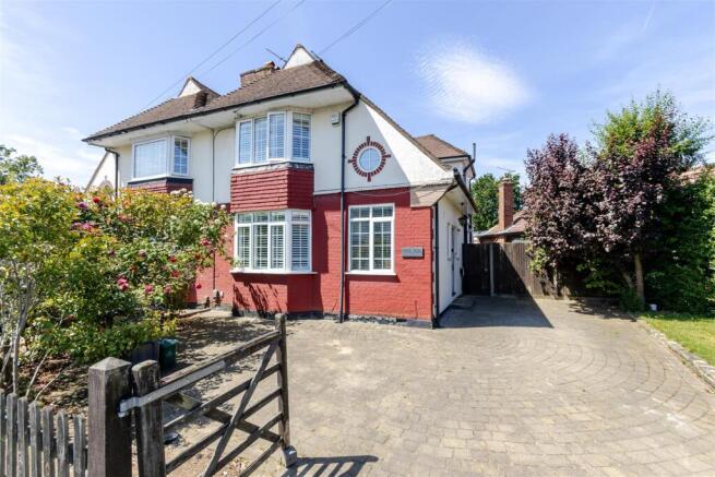 4 bed property, in Herlwyn Avenue, £770,000