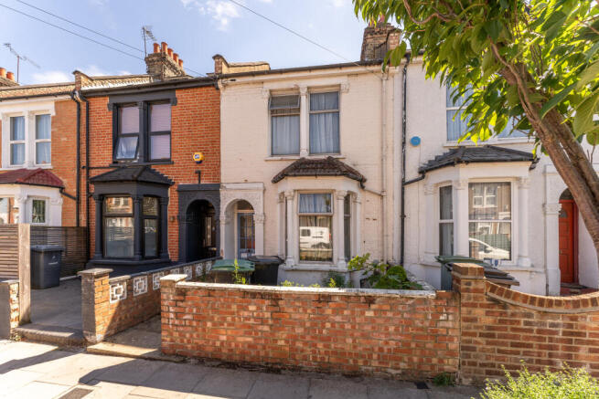 2 bed property, in Roslyn Road, £600,000
