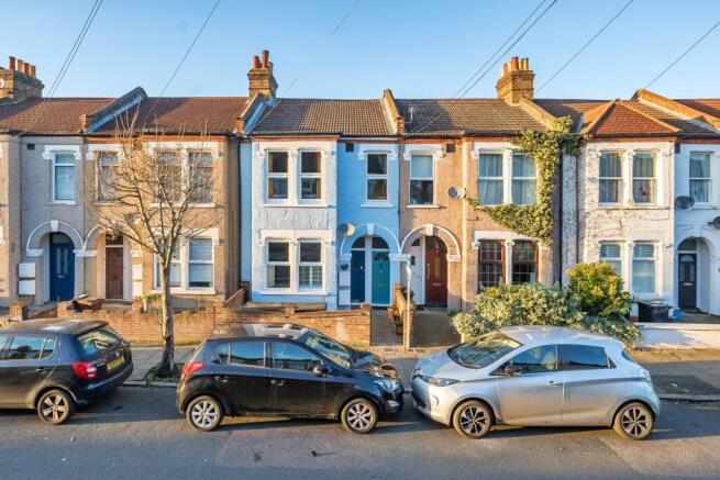 2 bed property, in Blandford Road, £390,000