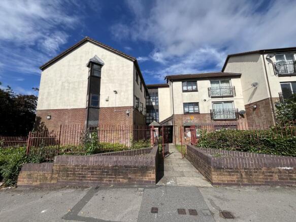 2 bed property, in Oakwell Court, £65,000
