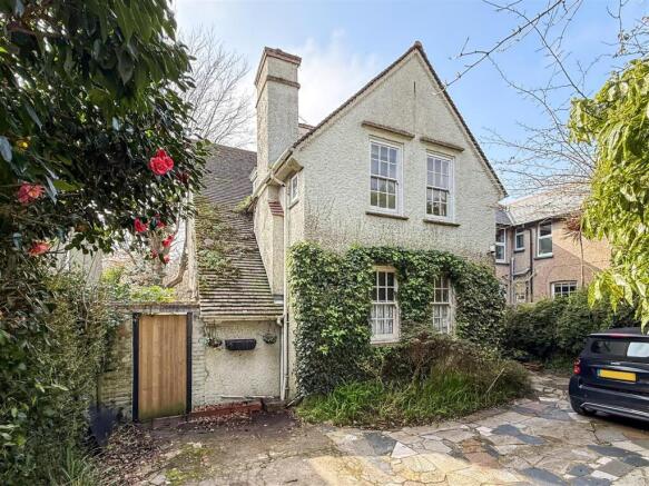4 bed property, in Western Terrace, £625,000
