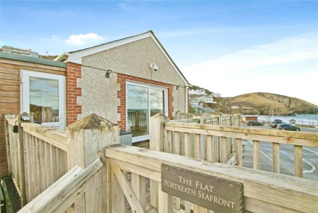 2 bed property, in Sea Front, £285,000