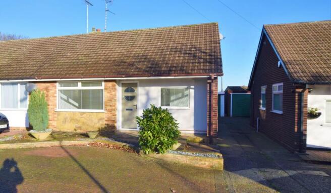 2 bed property, in Woodland Avenue, £500,000