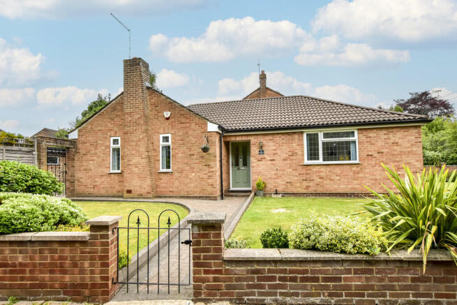 2 bed property, in Sheepcot Lane, £600,000