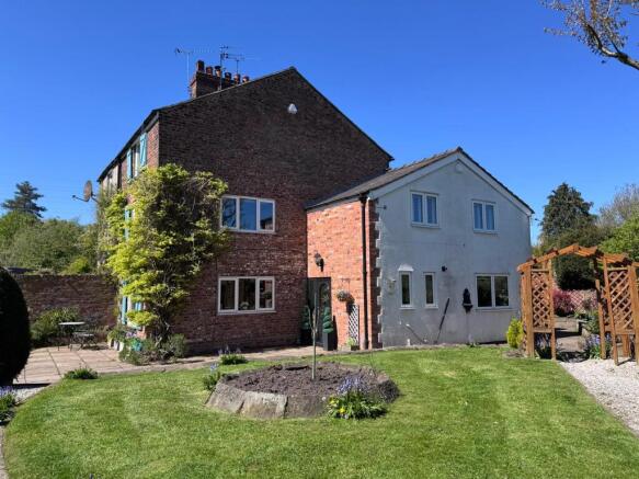 5 bed property, in Tunnel End, £630,000