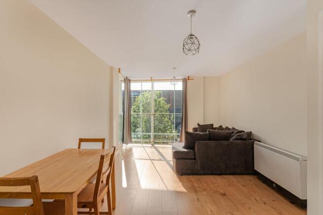 2 bed property, in Kirkdale Road, £370,000