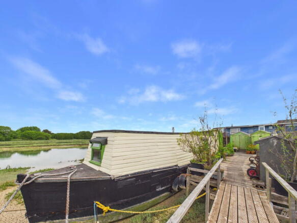1 bed property, in Riverbank, £300,000