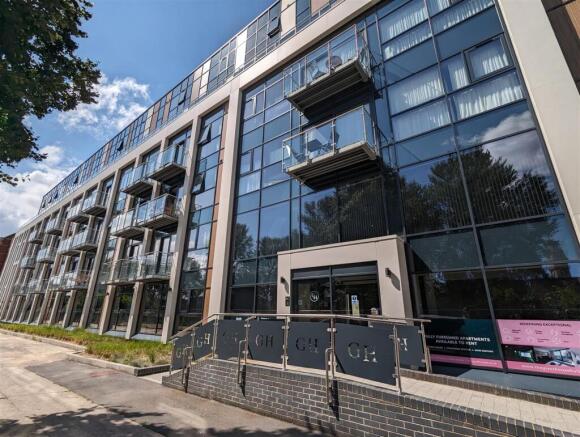 2 bed property, in Queens Dock Avenue, £225,000