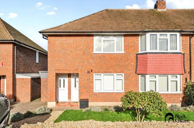 2 bed property, in Croydon Road, £400,000