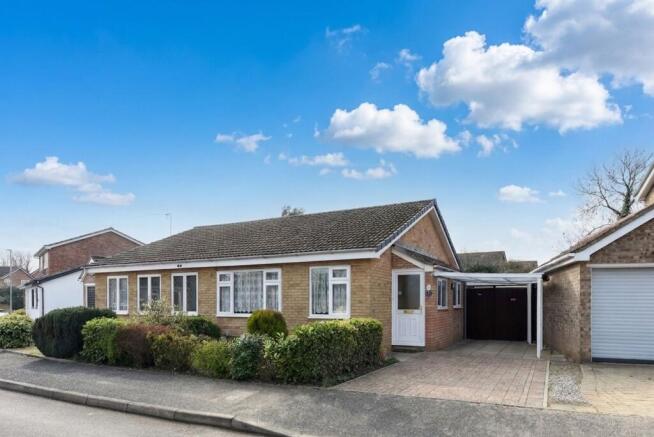 2 bed property, in Elizabethan Way, £250,000