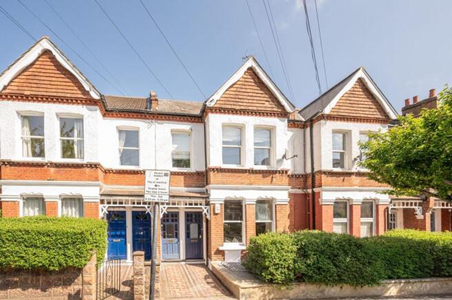2 bed property, in Oakmead Road, £675,000