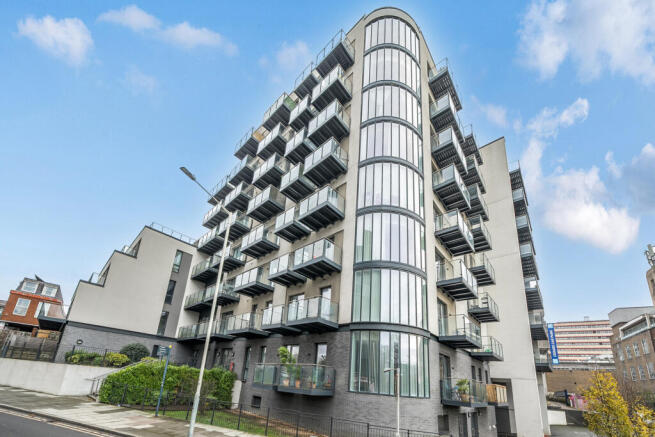 1 bed property, in Harefield Road, £240,000