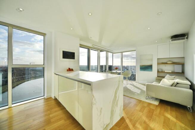 2 bed property, in Woodberry Grove, £800,000