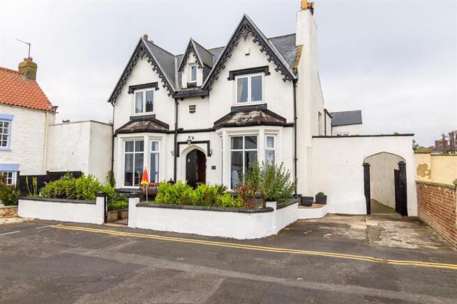 5 bed property, in The Green, £475,000
