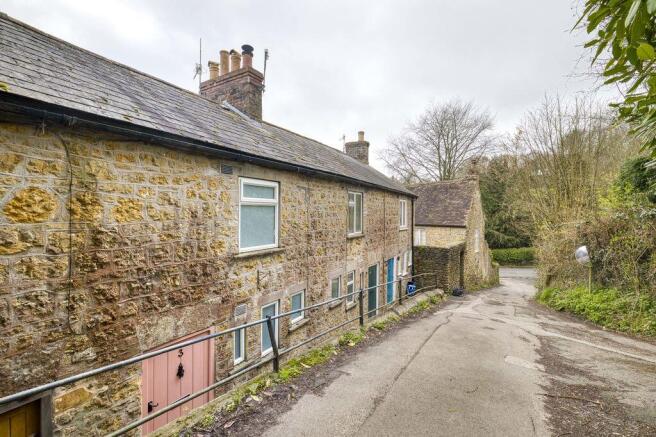2 bed property, in Character two bedroom cottage in Bruton, £290,000