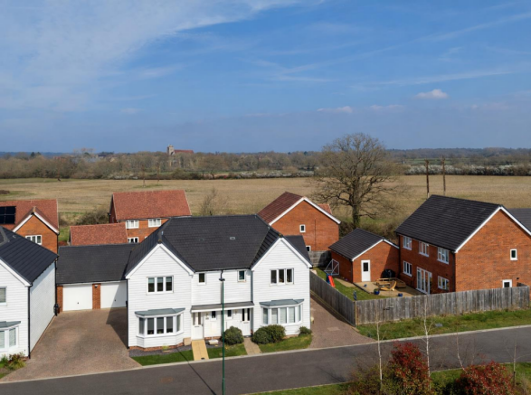 3 bed property, in Iden Hurst, £485,000