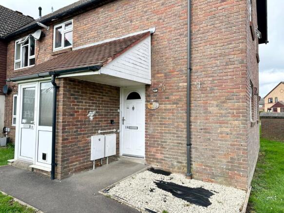 2 bed property, in Geales Crescent, £160,000