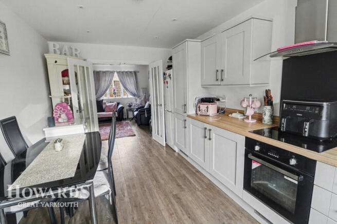 3 bed property, in Main Road, £290,000