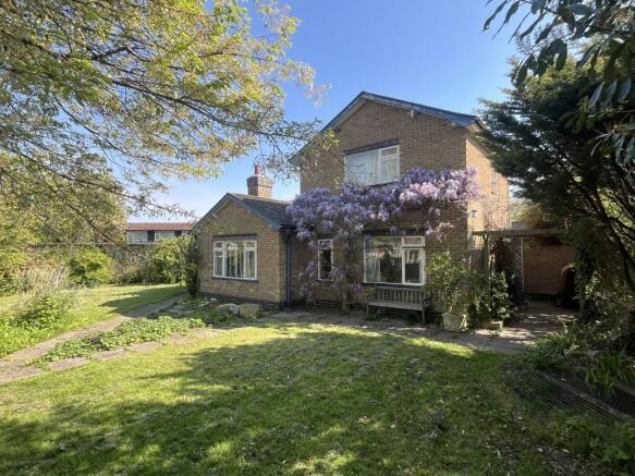 4 bed property, in 1A Eastway, £285,000