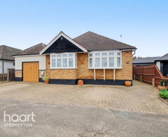 5 bed property, in Lois Drive, £900,000