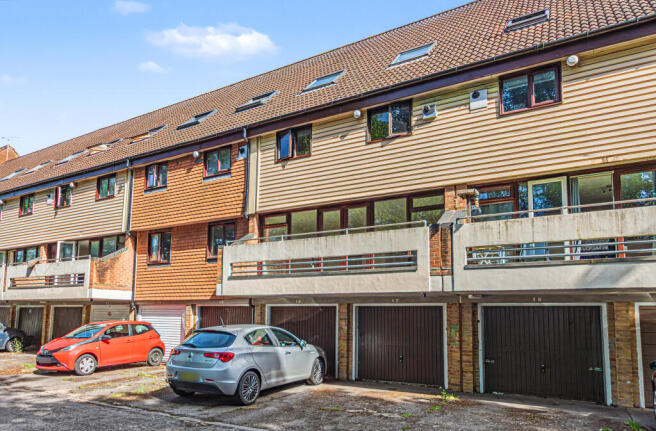 1 bed property, in Kingsway Gardens, £45,000