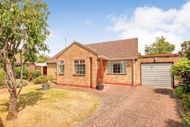 3 bed property, in Wynborne Close, £600,000