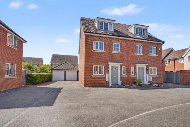 4 bed property, in Mistletoe Close, £315,000