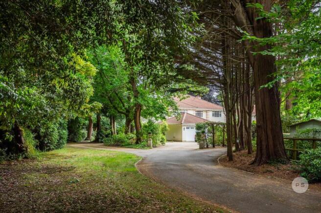 4 bed property, in Pinetree Drive, £1,895,000