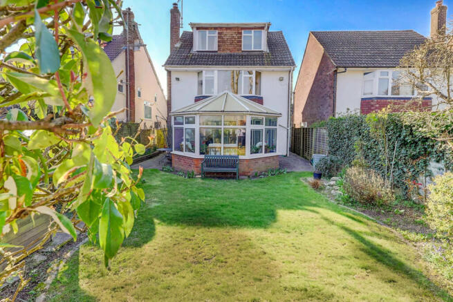 5 bed property, in Clarendon Road, £615,000